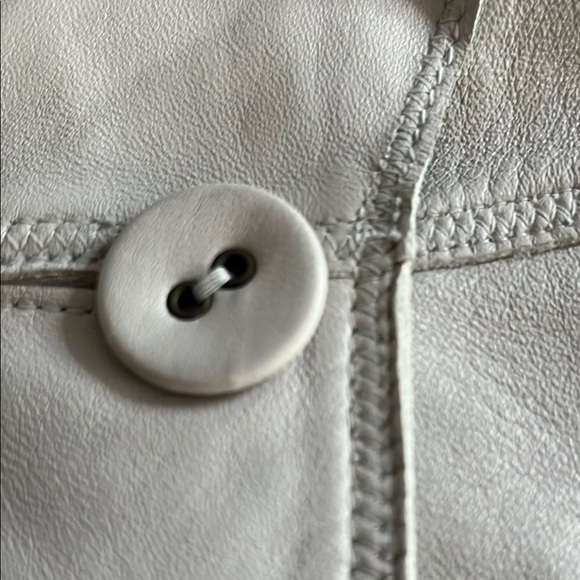 J Jill Cream Leather Blazer with Cropped Design and Wide Lapels - Picture 4 of 8